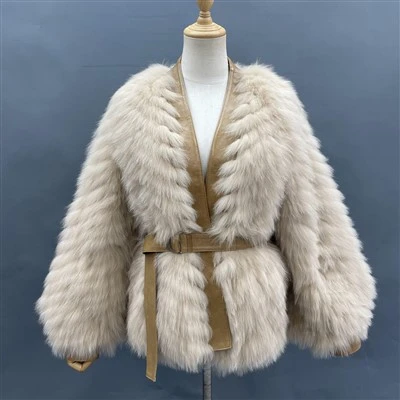 Schwarzer Mantel mit Fuchspelzkapuze